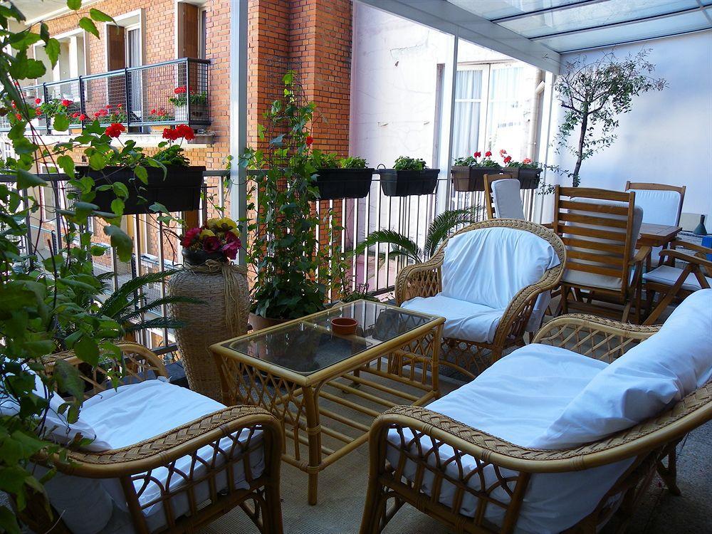 Hotel Poussin Παρίσι Εξωτερικό φωτογραφία